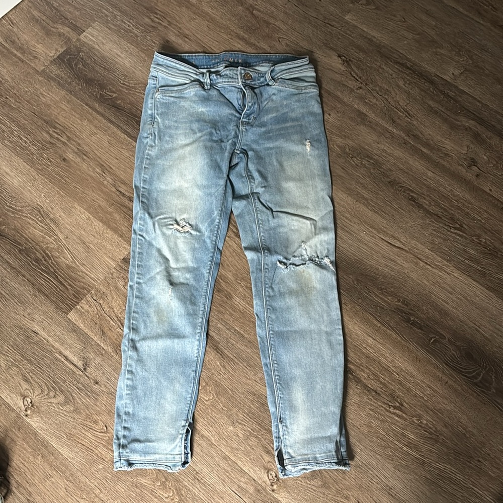 Size US 4 light wash jeans from the brand skimmer.